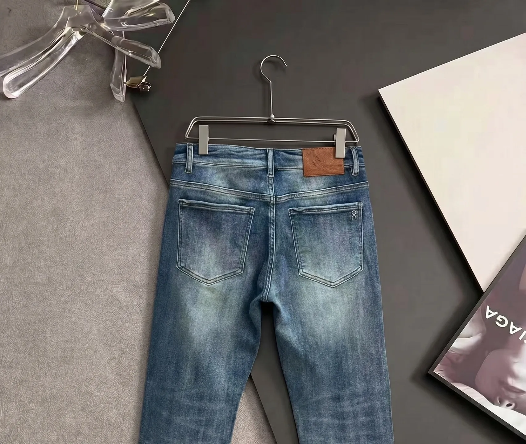 On 2026 spring and summer New Arrival men's jeans. Selected imported denim denim fabrics. Heavy-duty environmentally friendly washing. Soft feel. Wear-resistant. Small straight shape. Micro-elasticity makes you slim and slim. Perfect details. Hardware accessories are selected with high quality. Fine workmanship. Unparalleled. Sizes: 28-38. Shipped the next day.